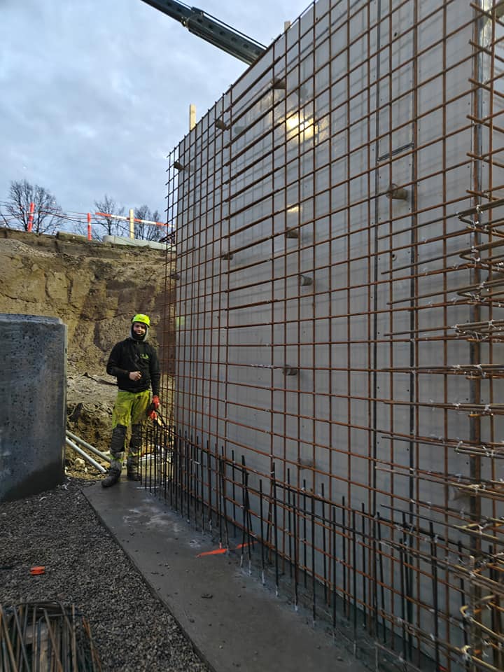 Arbejder ved armeret betonvæg på byggeplads